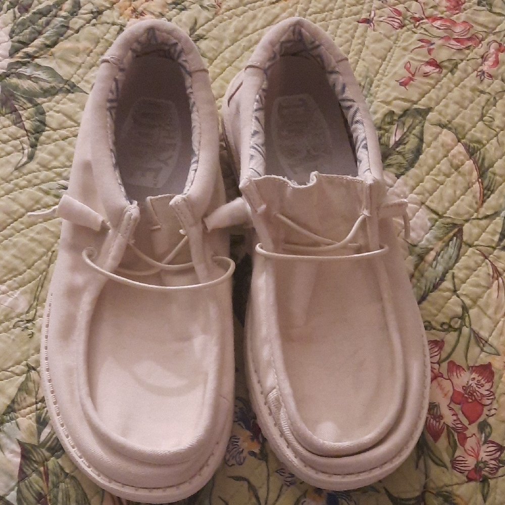 Hey Dude Wally Stretch Canvas Size 8